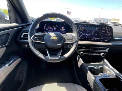 Used 2025 Chevrolet Traverse LT AWD/4WD image 5
