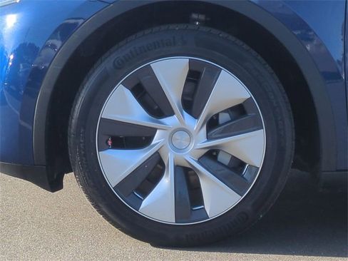 Used 2022 Tesla Model Y Long Range image 17