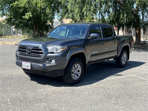 Used 2018 Toyota Tacoma SR5 RWD image 4