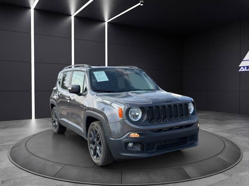 Used 2018 Jeep Renegade Altitude w/ Cold Weather Group FWD image 3