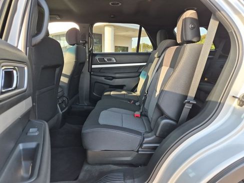 Used 2017 Ford Explorer XLT w/ Equipment Group 201A FWD image 18