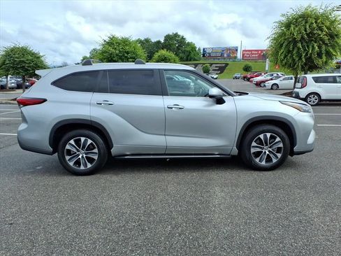 Used 2023 Toyota Highlander XLE FWD image 3