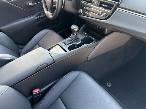 Used 2025 Lexus ES 300h w/ Premium Package image 32