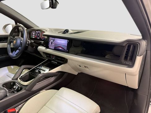 Certified 2024 Porsche Cayenne Coupe AWD/4WD image 31