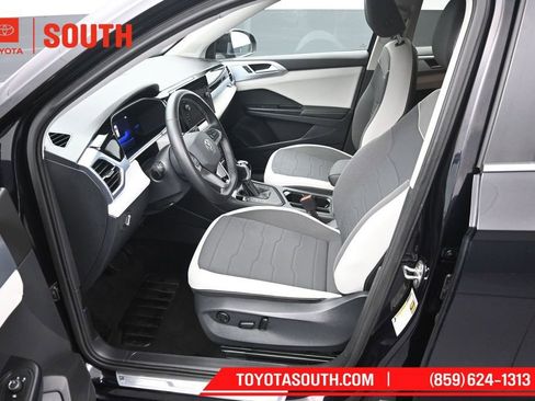 Used 2025 Volkswagen Taos SE FWD image 9