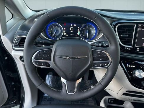 Used 2023 Chrysler Pacifica Touring-L AWD/4WD image 18