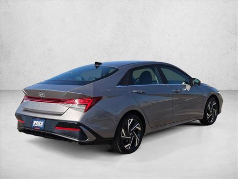 Used 2024 Hyundai Elantra Limited FWD image 5