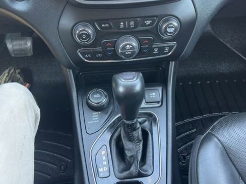 Used 2020 Jeep Cherokee Limited AWD/4WD image 34