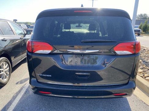 Used 2022 Chrysler Voyager LX FWD image 5