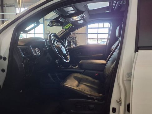 Used 2021 Nissan Titan PRO-4X w/ Pro-4x Convenience Package image 18