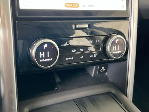 Used 2024 Land Rover Discovery S image 16