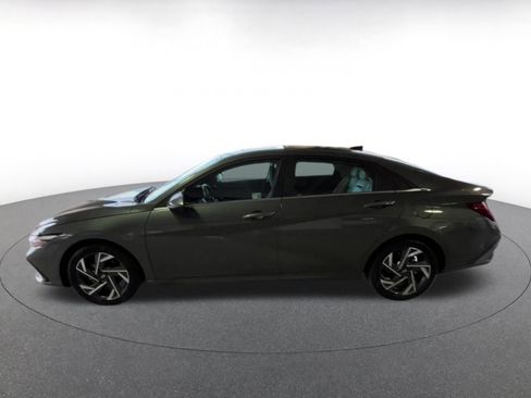 Used 2025 Hyundai Elantra Limited image 12