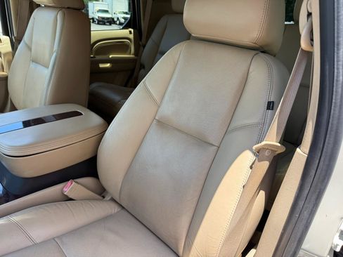Used 2011 Cadillac Escalade Premium AWD/4WD image 29