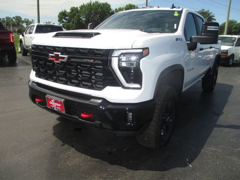 Used 2025 Chevrolet Silverado 2500 ZR2 w/ Technology Package AWD/4WD image 11
