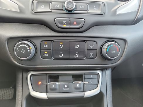 Used 2024 GMC Terrain SLE FWD image 27