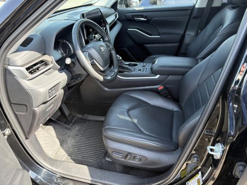 Certified 2024 Toyota Highlander XLE AWD/4WD image 4