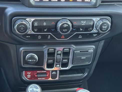 Used 2023 Jeep Gladiator Mojave w/ Cold Weather Group image 21