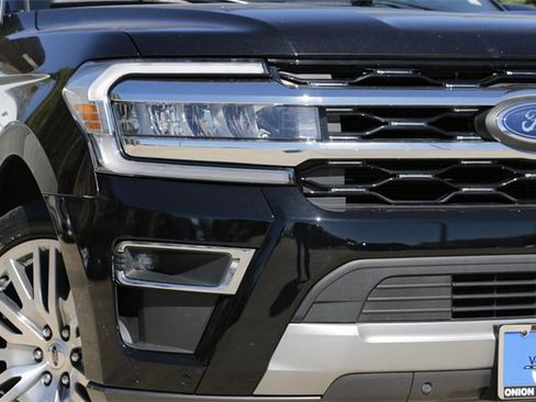 Used 2024 Ford Expedition Limited image 3
