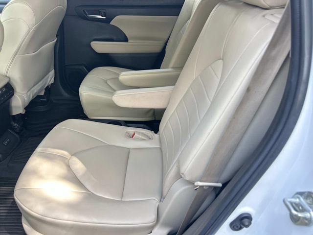 Used 2023 Toyota Highlander XLE AWD/4WD image 21