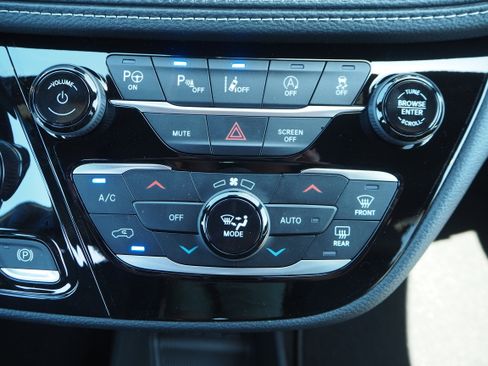 New 2025 Chrysler Pacifica Select w/ Uconnect Theater Family Group image 20