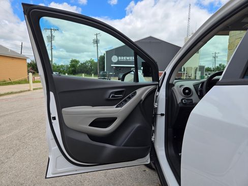 Used 2016 Chevrolet Trax LS FWD image 4