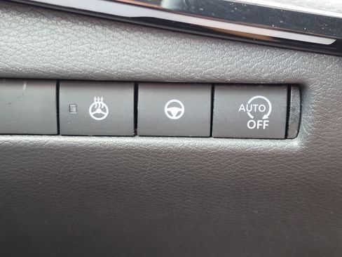 Used 2025 Nissan Kicks SR w/ SR Premium Package FWD image 15
