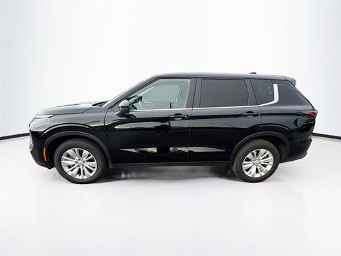 Used 2025 Mitsubishi Outlander ES FWD image 2