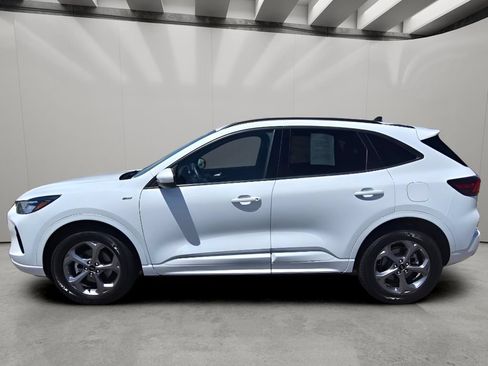 Used 2023 Ford Escape ST-Line Select AWD/4WD image 2