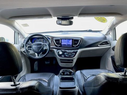 Used 2017 Chrysler Pacifica Touring-L w/ Tire & Wheel Group FWD image 21