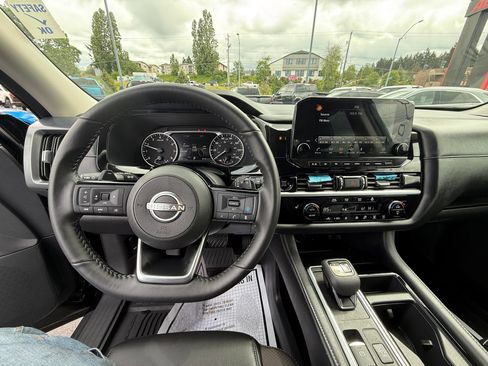 Used 2025 Nissan Pathfinder SL AWD/4WD image 10