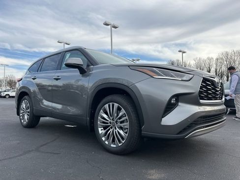 New 2026 Toyota Highlander Platinum image 3