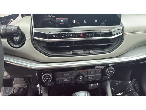 Used 2025 Jeep Compass Limited AWD/4WD image 17