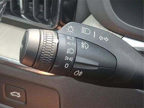 Certified 2025 Volvo XC60 B5 Plus image 24