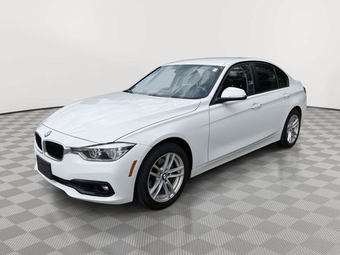 Used 2018 BMW 320i xDrive Sedan AWD/4WD image 3