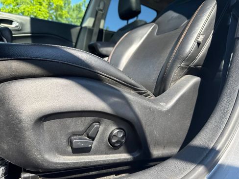 Used 2018 Jeep Compass Limited w/ Navigation Group AWD/4WD image 17