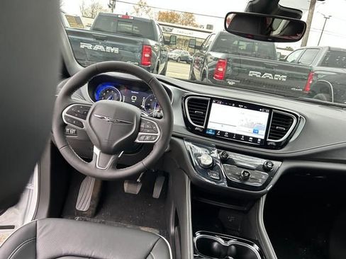 New 2026 Chrysler Pacifica Limited image 16