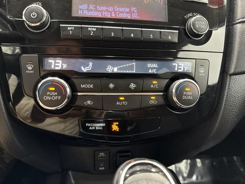 Used 2017 Nissan Rogue SV AWD/4WD image 31