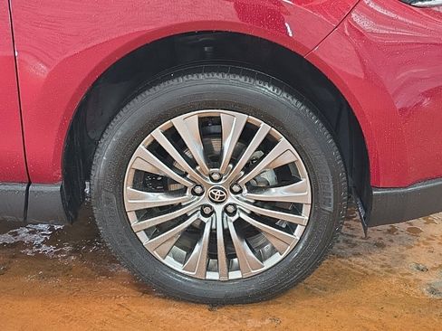 Used 2023 Toyota Venza Limited image 11