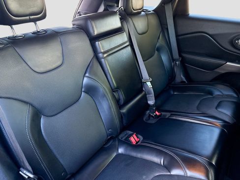 Used 2019 Jeep Cherokee Limited FWD image 25
