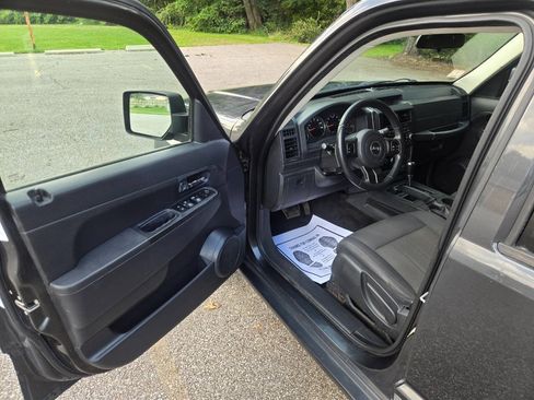 Used 2011 Jeep Liberty Sport w/ Popular Equipment Group AWD/4WD image 17