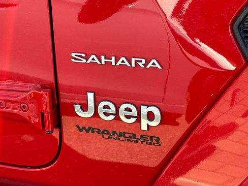 Used 2022 Jeep Wrangler Unlimited Sahara AWD/4WD image 9