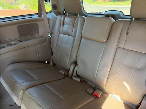Used 2014 Chrysler Town & Country Touring w/ Trailer Tow Group FWD image 6