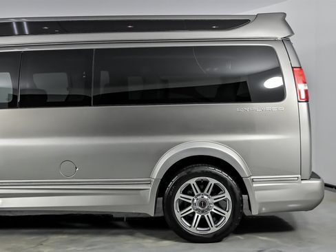 Used 2018 GMC Savana 2500 Extended w/ Enhanced Convenience Package image 8