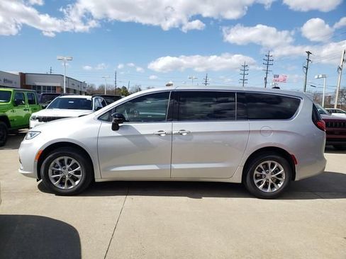 New 2026 Chrysler Pacifica Select AWD/4WD image 3