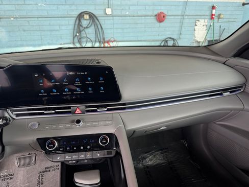 Used 2025 Hyundai Elantra SEL image 35