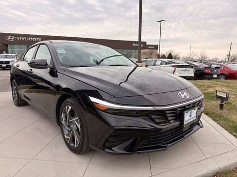 Used 2025 Hyundai Elantra Limited w/ Cargo Package image 7