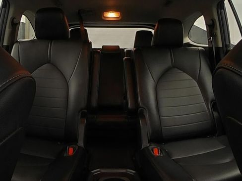 Used 2021 Toyota Highlander XLE FWD image 10