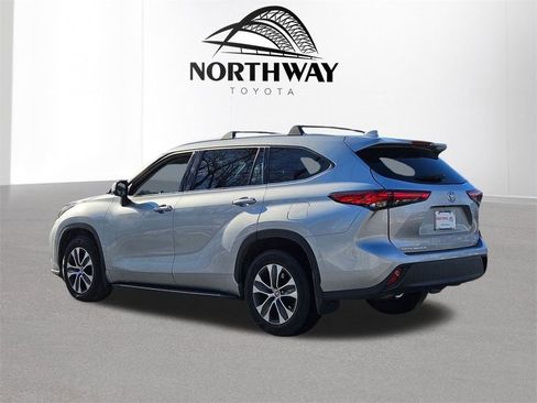 Used 2022 Toyota Highlander XLE image 6