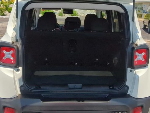 Used 2019 Jeep Renegade Latitude w/ Cold Weather Group AWD/4WD image 5