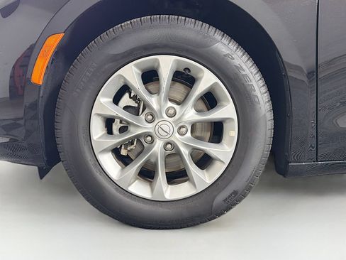 Used 2026 Chrysler Pacifica Limited FWD image 33